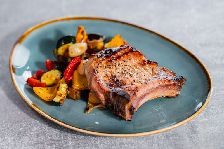 Vepřová kotleta se zeleninou